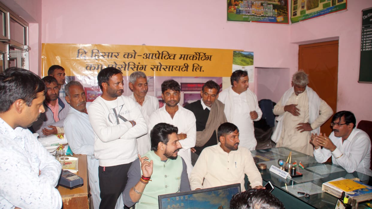 Farmers created ruckus in Hafed office for not getting urea