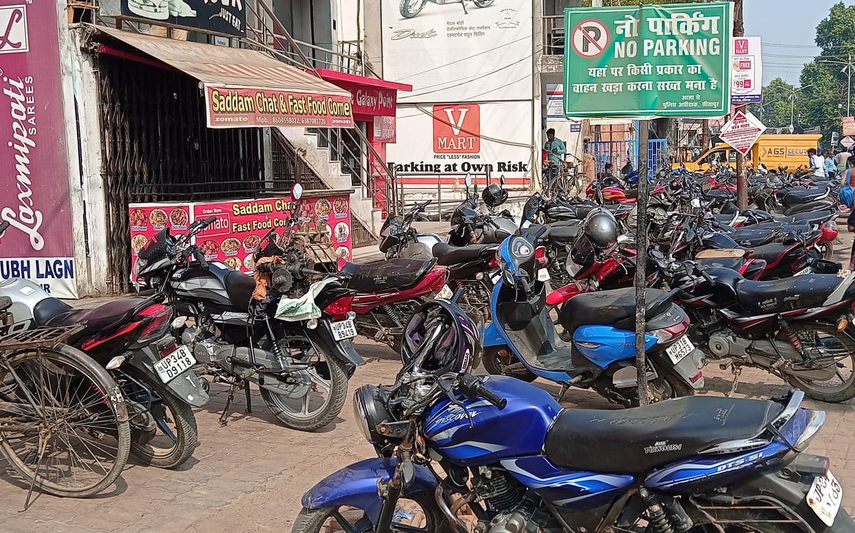 Vehicles parked in no-parking, jammed