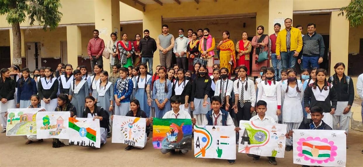 Hathras: Lucky in Essay, Najmeen in Mehndi and Ilma Group won Rangoli