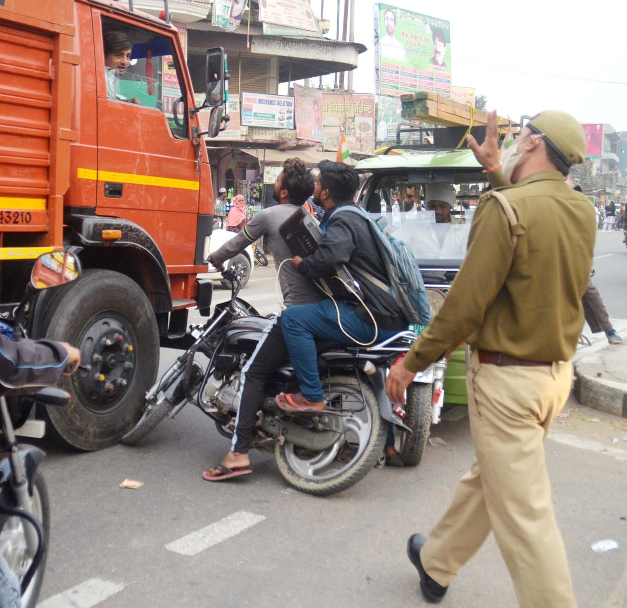 The bike entered under the canter after escaping from the traffic police