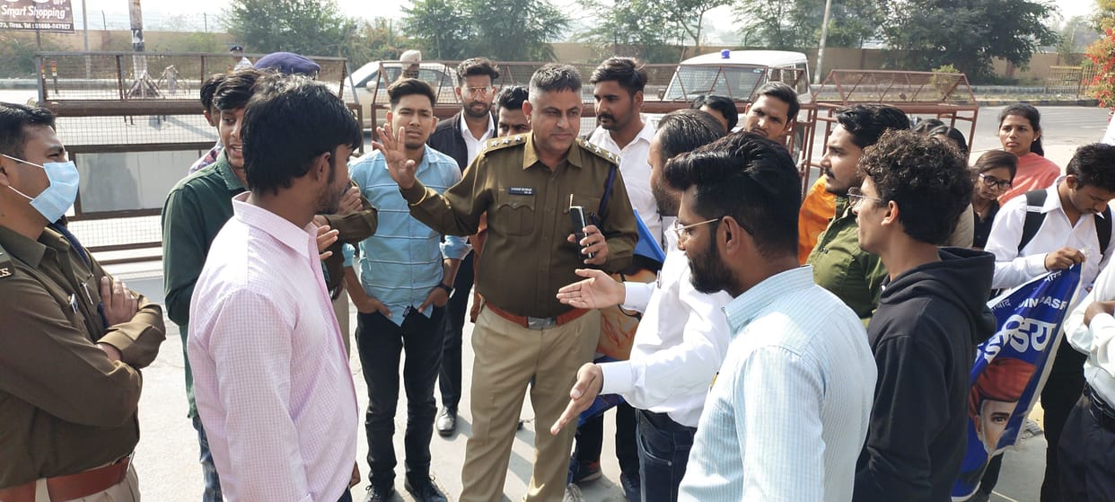 Students demonstrated for the demand of reservation in teacher recruitment, police took them out before burning the effigy