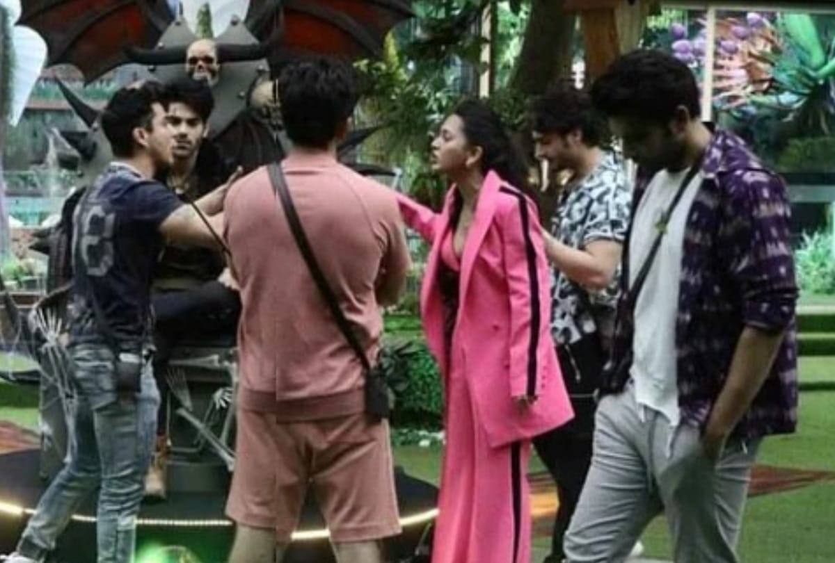 Bigg Boss 15 simba nagpal out karan kundrra from the vip task pratik sehajpal and tejasswi prakash get into fight