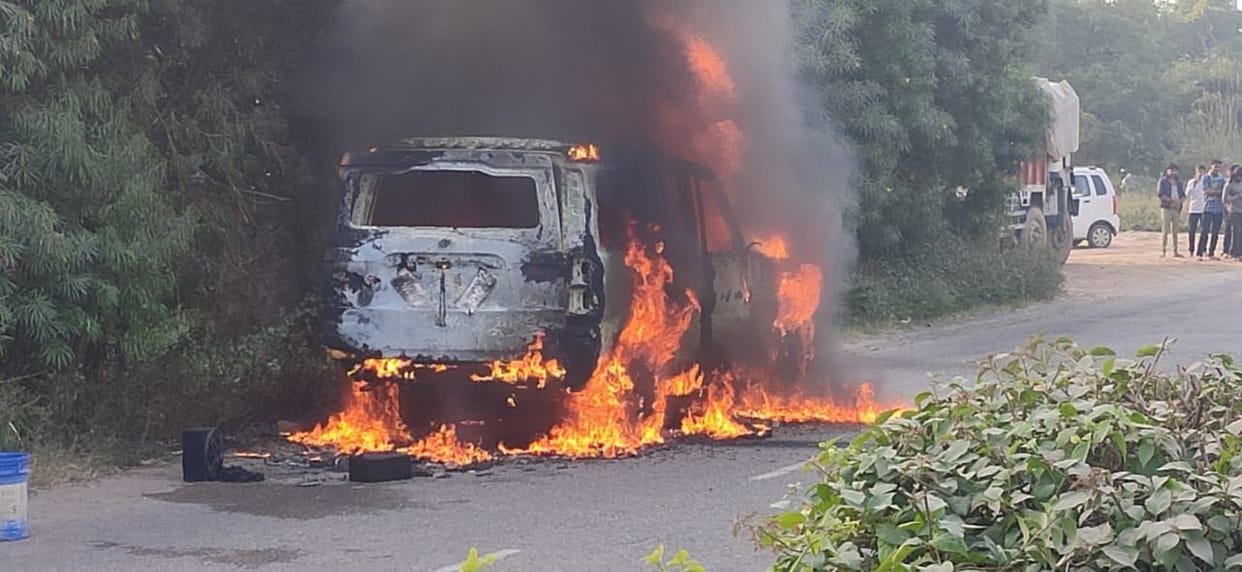 Fire breaks out in moving vehicle, narrowly escaped passengers