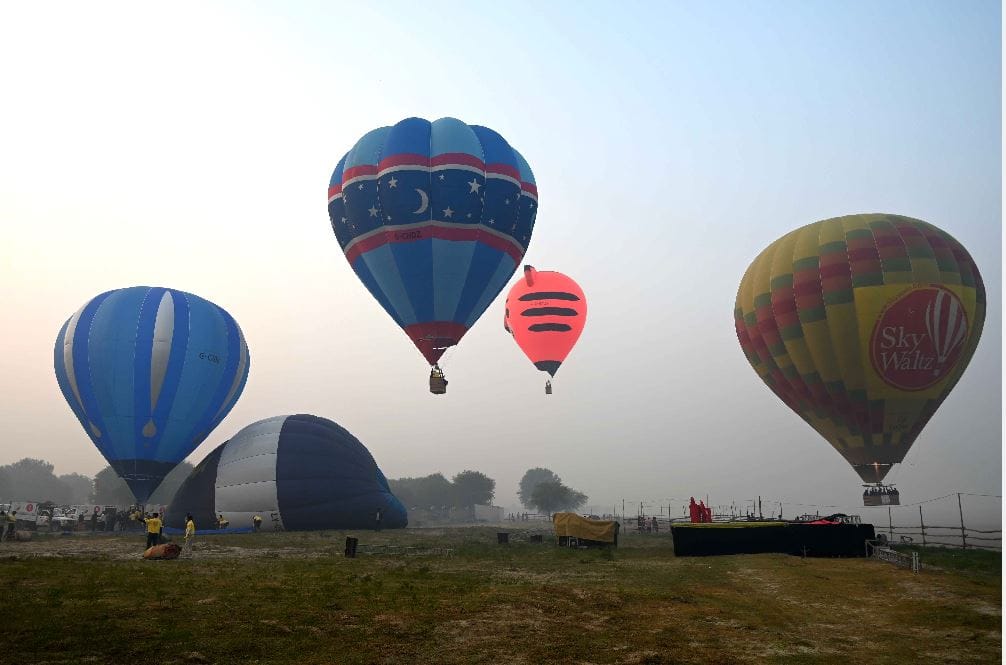 Balloon show and boat race in Varanasi CM Yogi will unveil the boat racing trophy