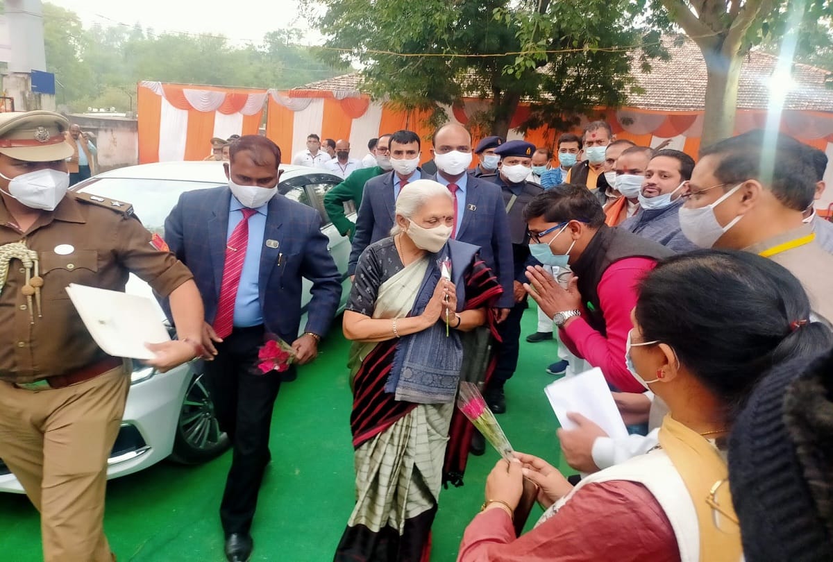Governor Anandiben Patel reached Lalitpur distribute pre-school kits to Anganwadi centers