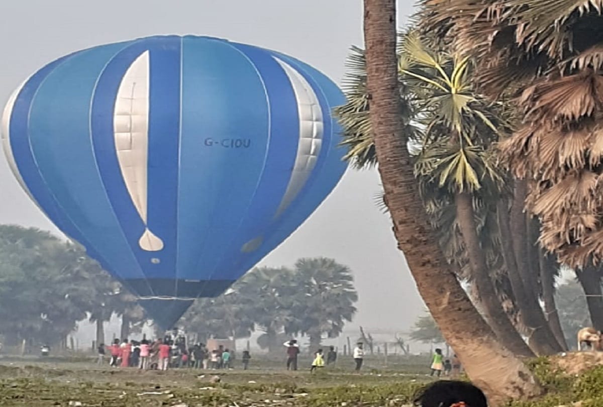 Hot air balloon emergency landing in varanasi due to technical fault people filled with fear seeing view