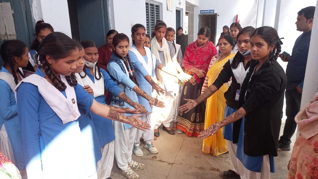 Hathras: Nisha-Karisma, Sapna, Neha and Priyanka won the competition