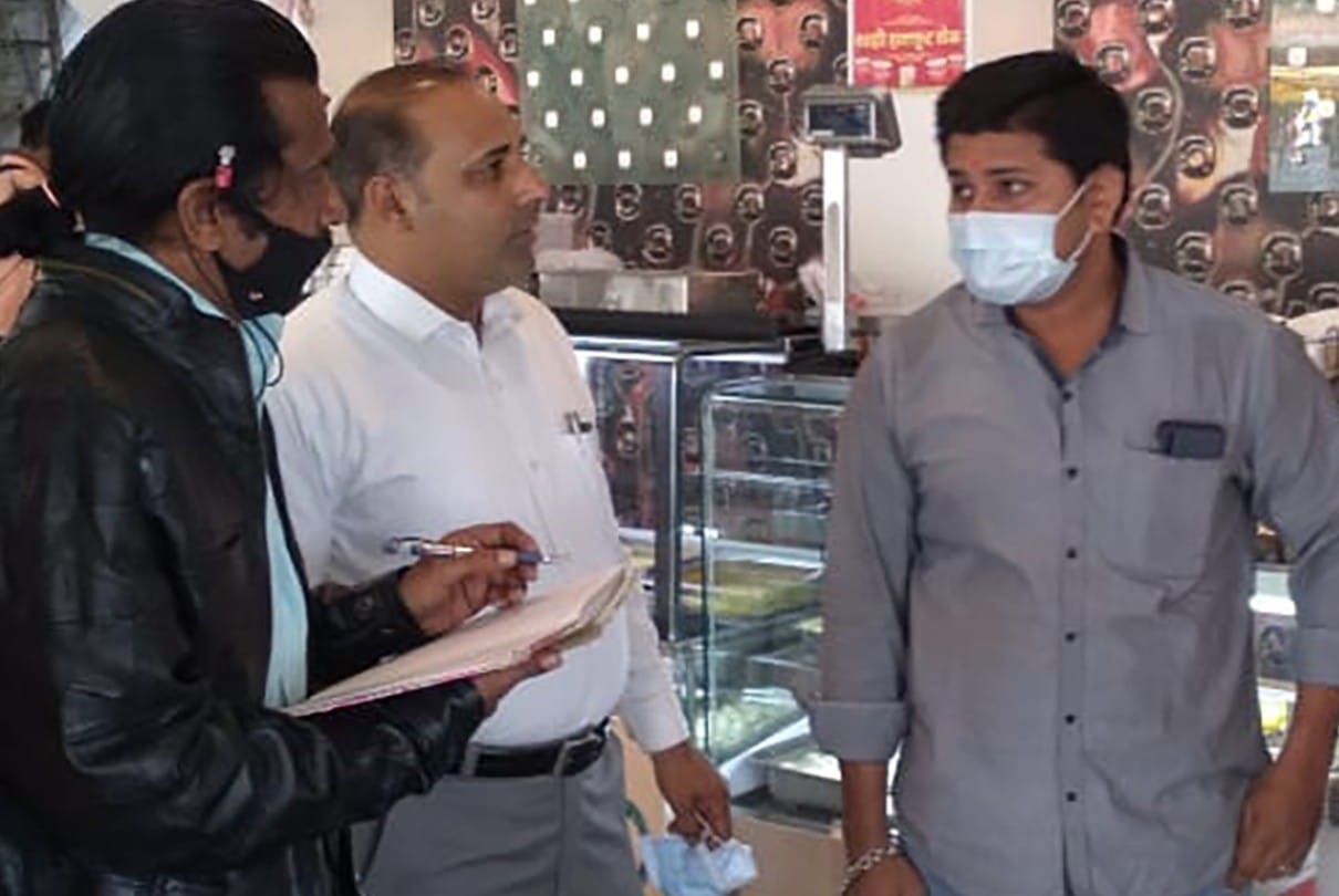Searching campaign started in Dewas: Now the team will go to the wedding ceremony and ask whether the vaccine is administered or not... the shops are also being questioned Give
