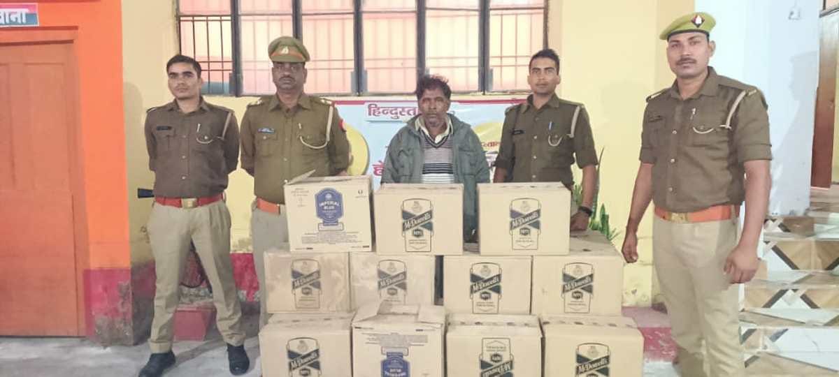 Police arrested smuggler with Illegal liquor was going to Bihar hidden in Tilak's luggage in Magic vehicle in ballia