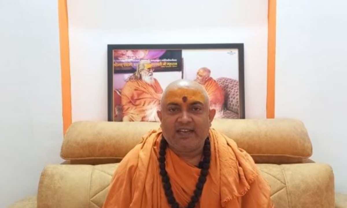 Sant Samiti Jitendranand Saraswati warned Akhilesh Yadav should apologize for insulting saints or be ready to face the consequences in Varanasi