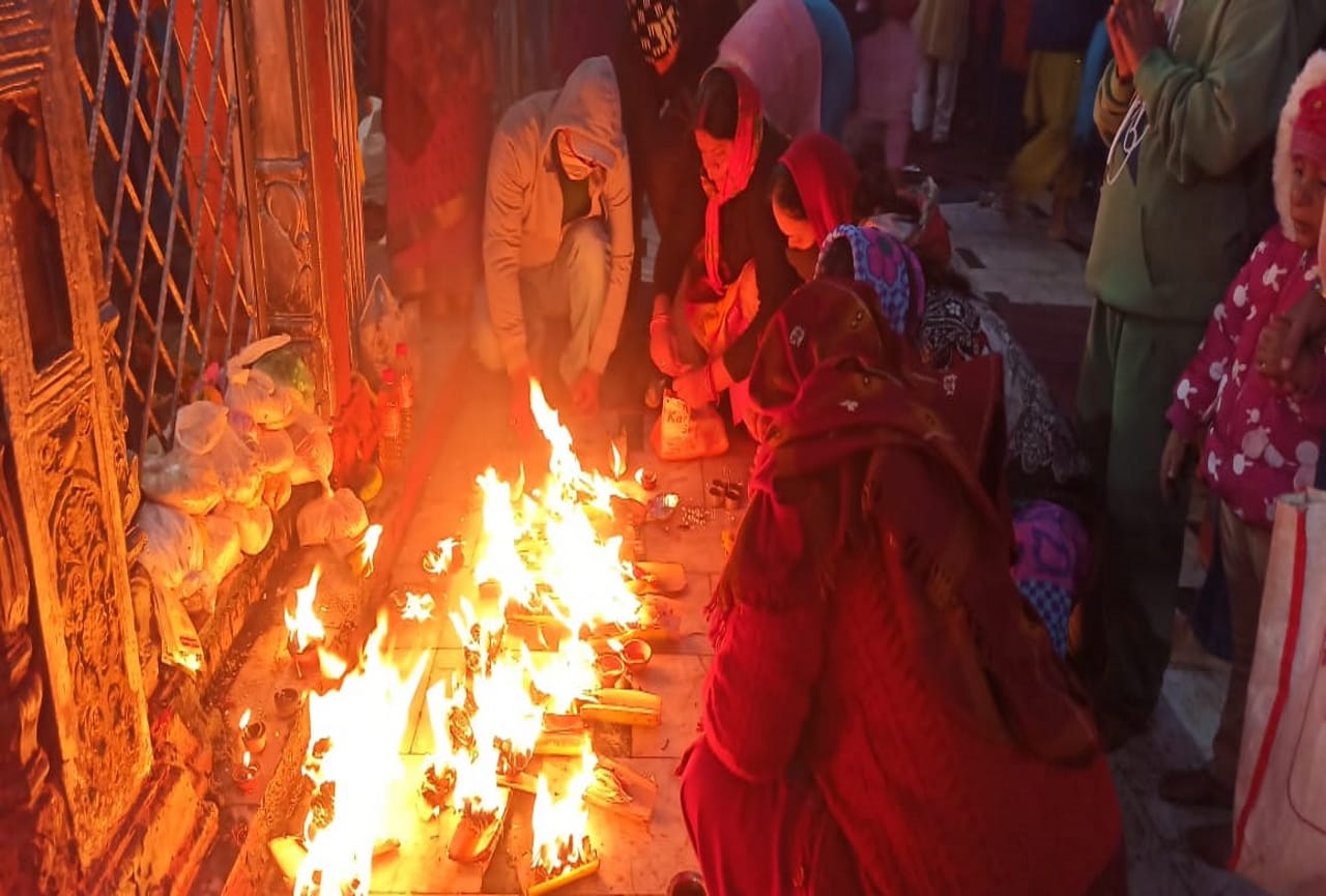 kamleshwar mahadev temple srinagar: 147 Couple Khada diya Puja for child completes, photos