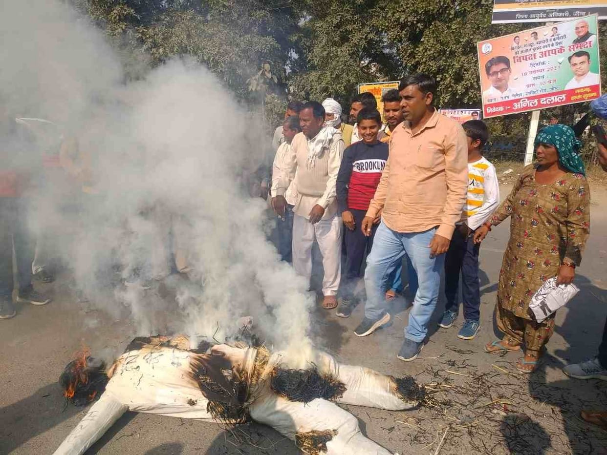 Scheduled caste people burnt the effigy of the state government