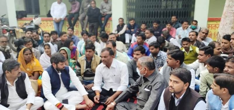 Employment servants staged a sit-in in the block premises, shouting slogans