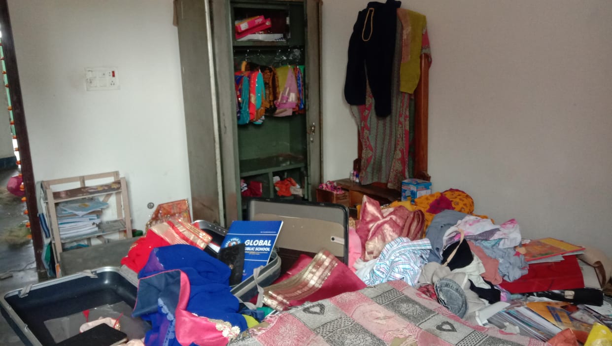The thieves broke the locks of the locked house and gathered the goods