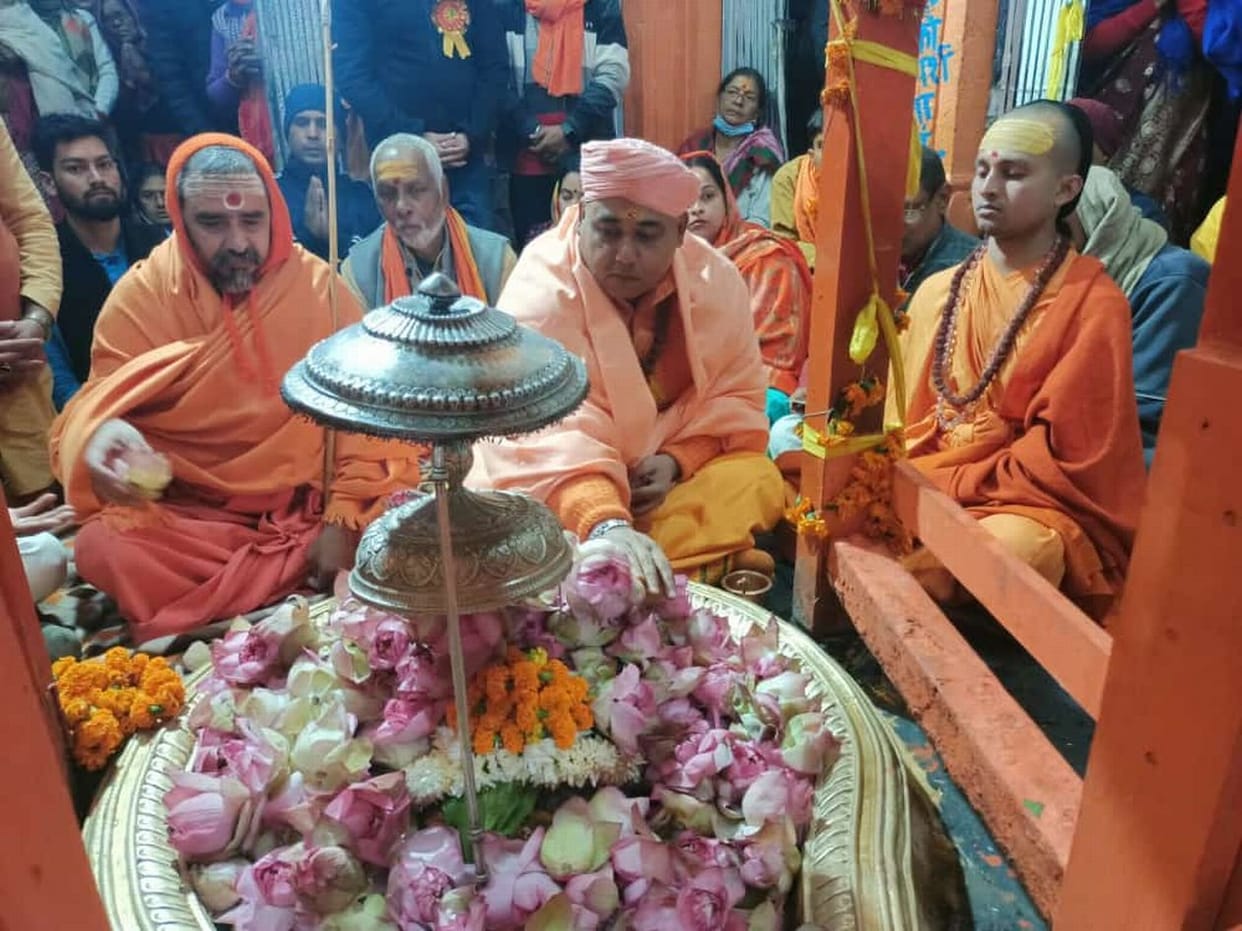 Said farewell to the couples by giving shriphal and blessings