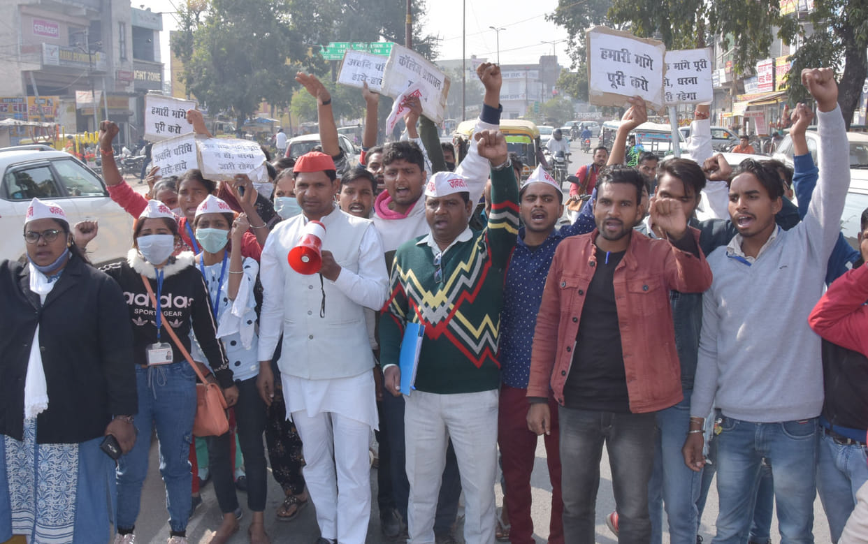 Outsourcing employees of PGI took out a procession and demonstrated