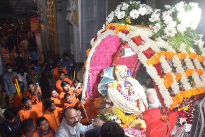 Night of wonderful meeting: Mahakal arrived to meet Hari in a palanquin of flowers, entrusted the task of creation