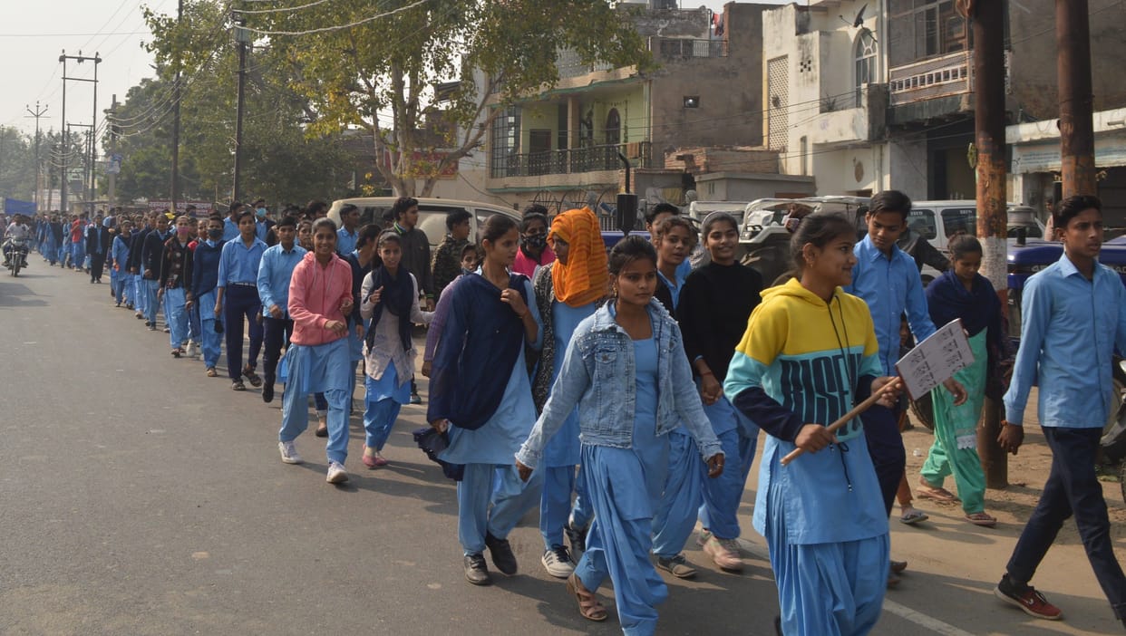 Hathras: Students took out a rally and raised the slogan of voting