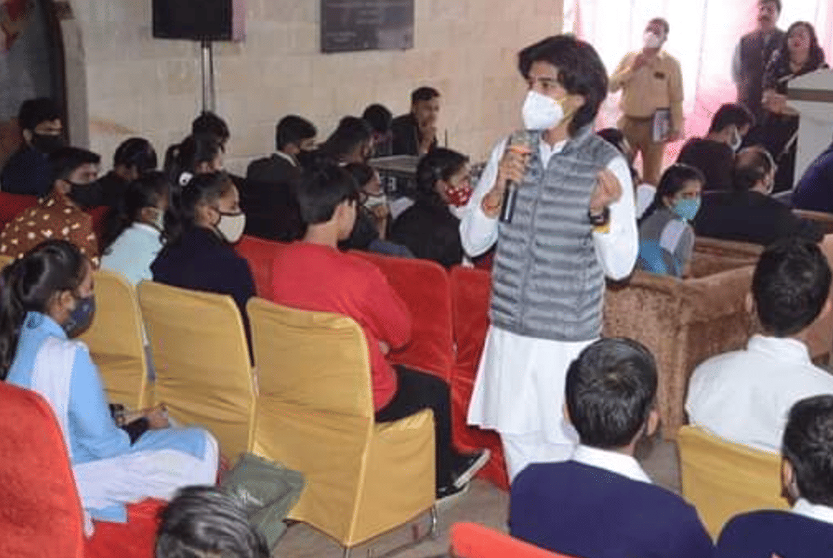 Gwalior: Junior Scindia honored talented students, told how to overcome fear and move forward