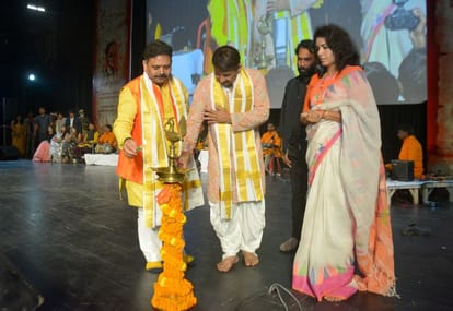 Kashi Utsav 2021 in varanasi Manoj Tiwari bhojpuri song performance in rudrkash convention centre Faguni Bahar and rinikiya ke papa