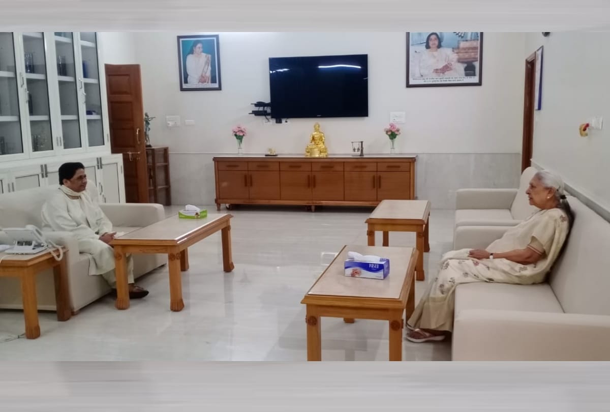 UP governor Anandi Ben Patel pays visit to Mayawati's home in Lucknow.