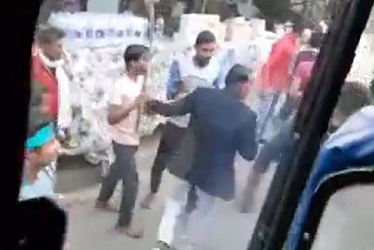 Two parties clashed in the Barat: clashes between shopkeepers and baratis in Morena, video went viral