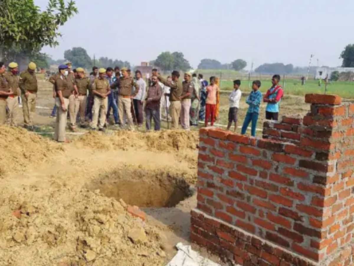 double murder in jaunpur: uncle and aunt killed two real sisters by shovels for construction of toilet in Jaunpur