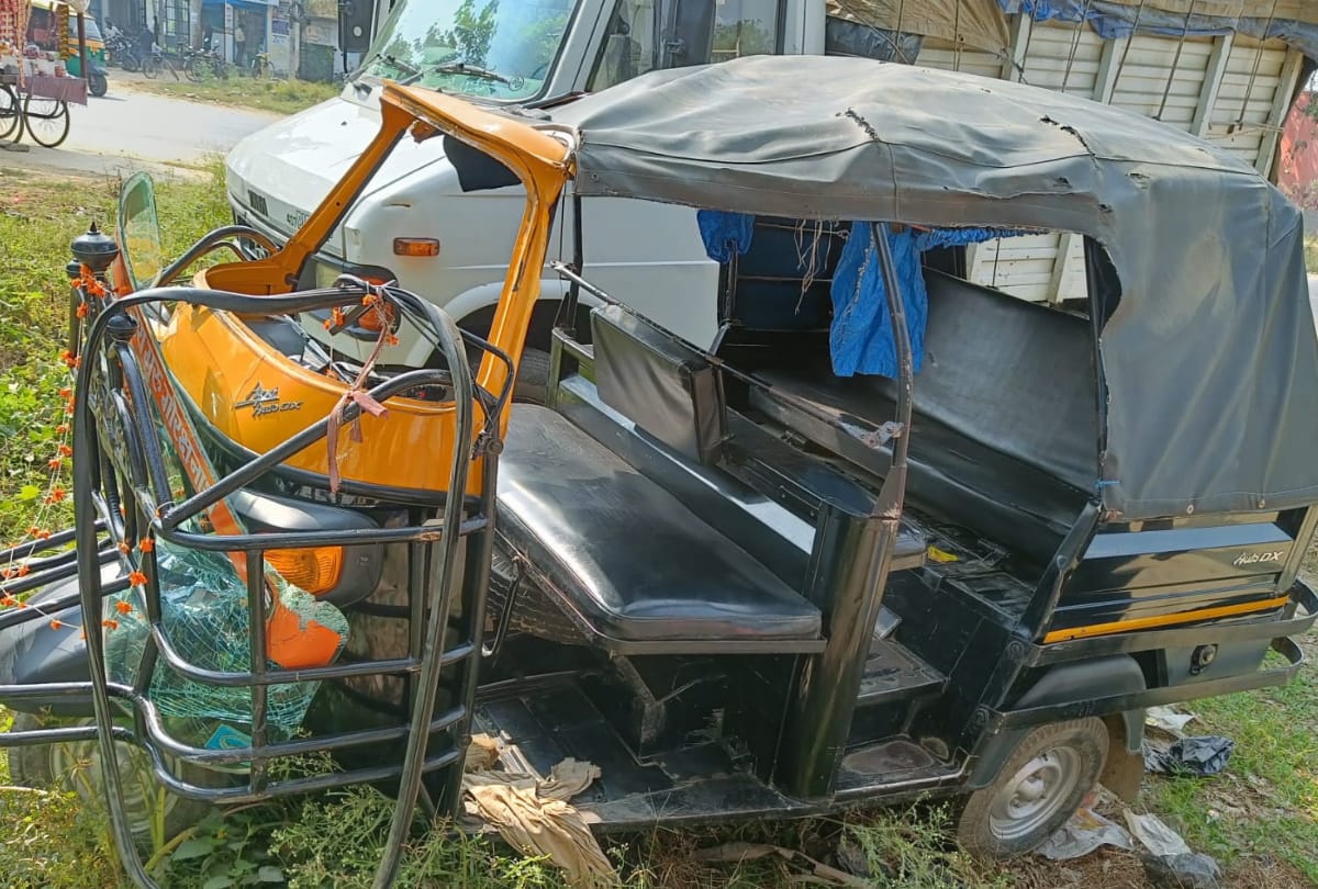 DCM hit an auto filled with passengers in gorakhpur