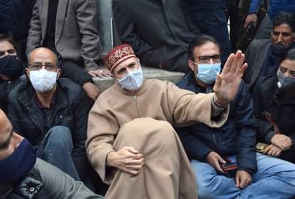 धरने पर बैठे जम्मू-कश्मीर के पूर्व मुख्यमंत्री उमर अब्दुल्ला