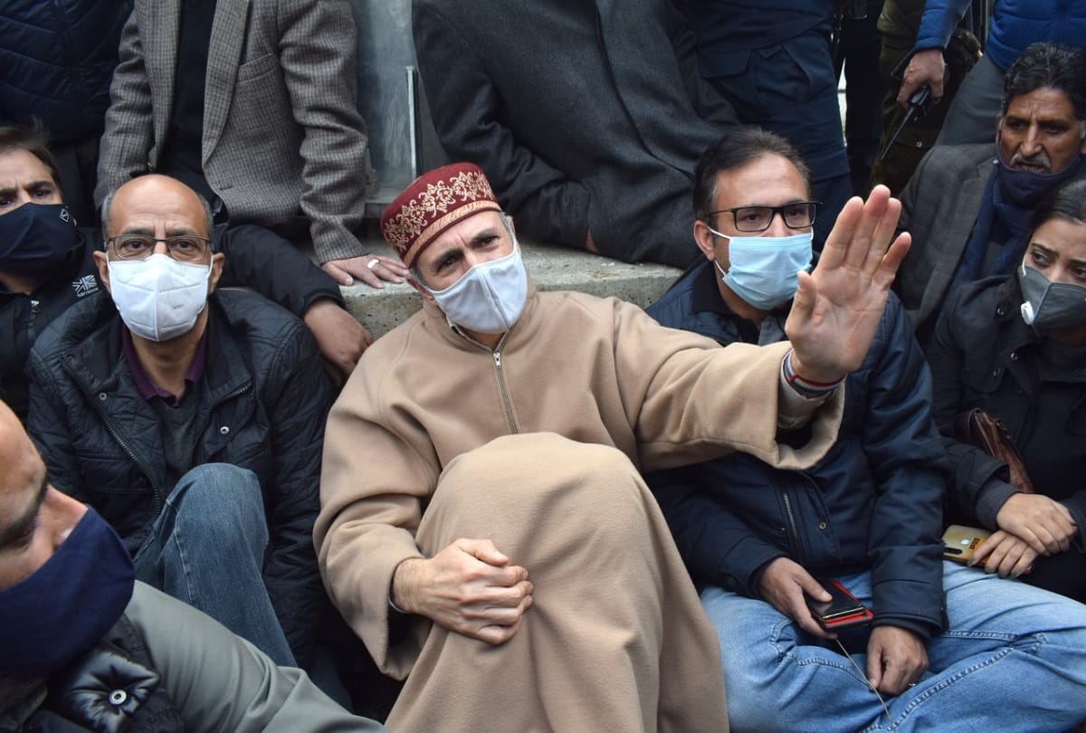 Hyderpora encounter PAGD held meeting at Farooq Abdullah's house, Hurriyat announced Valley Bandh, Umar sat on dharna