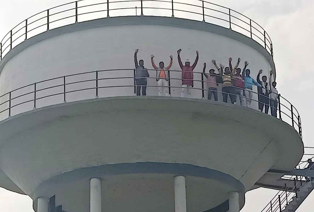 Hardoi: Farmers protested by climbing water tank in Pihani over the neglect of Maholi farmers