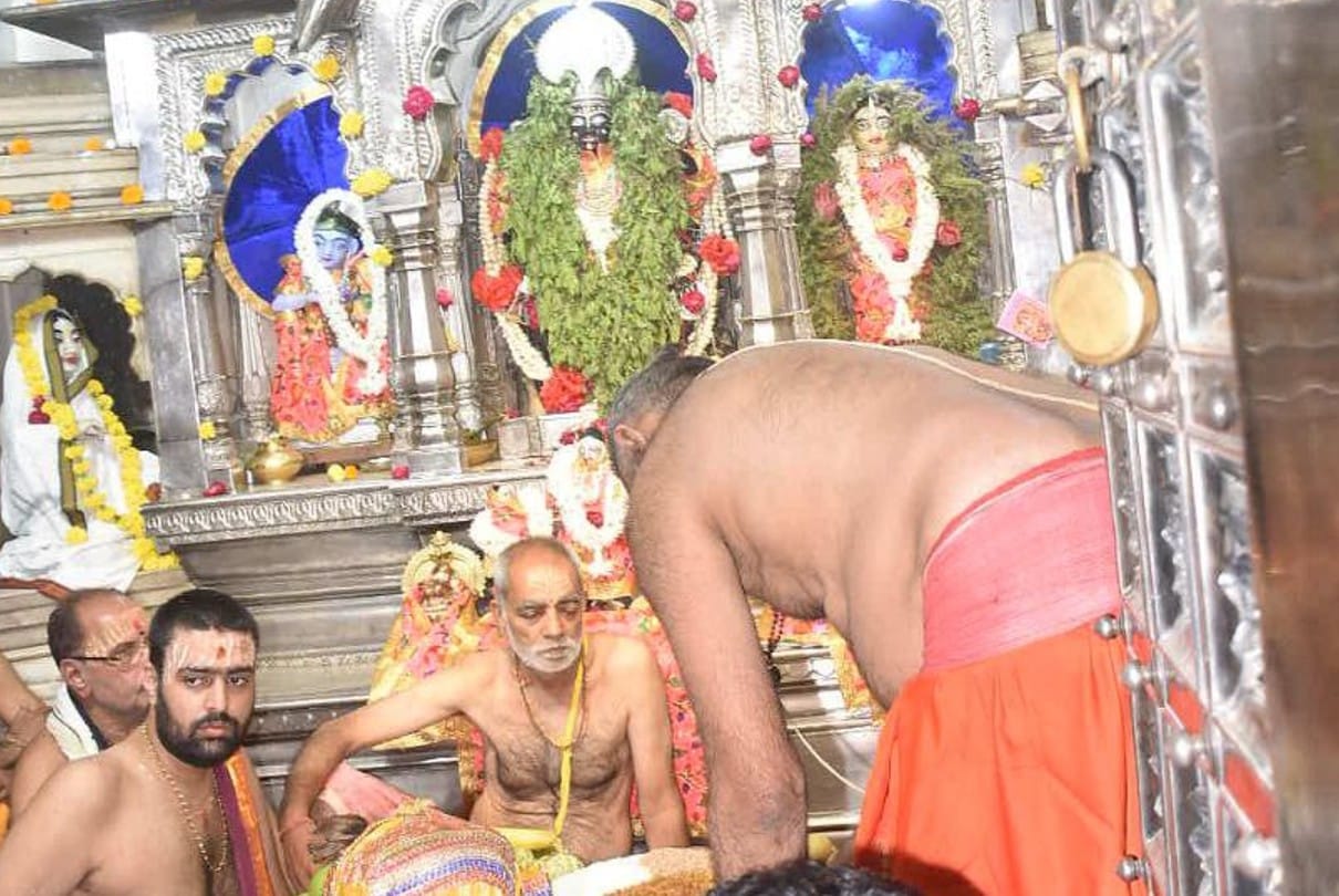 Night of wonderful meeting: Mahakal arrived to meet Hari in a palanquin of flowers, entrusted the task of creation