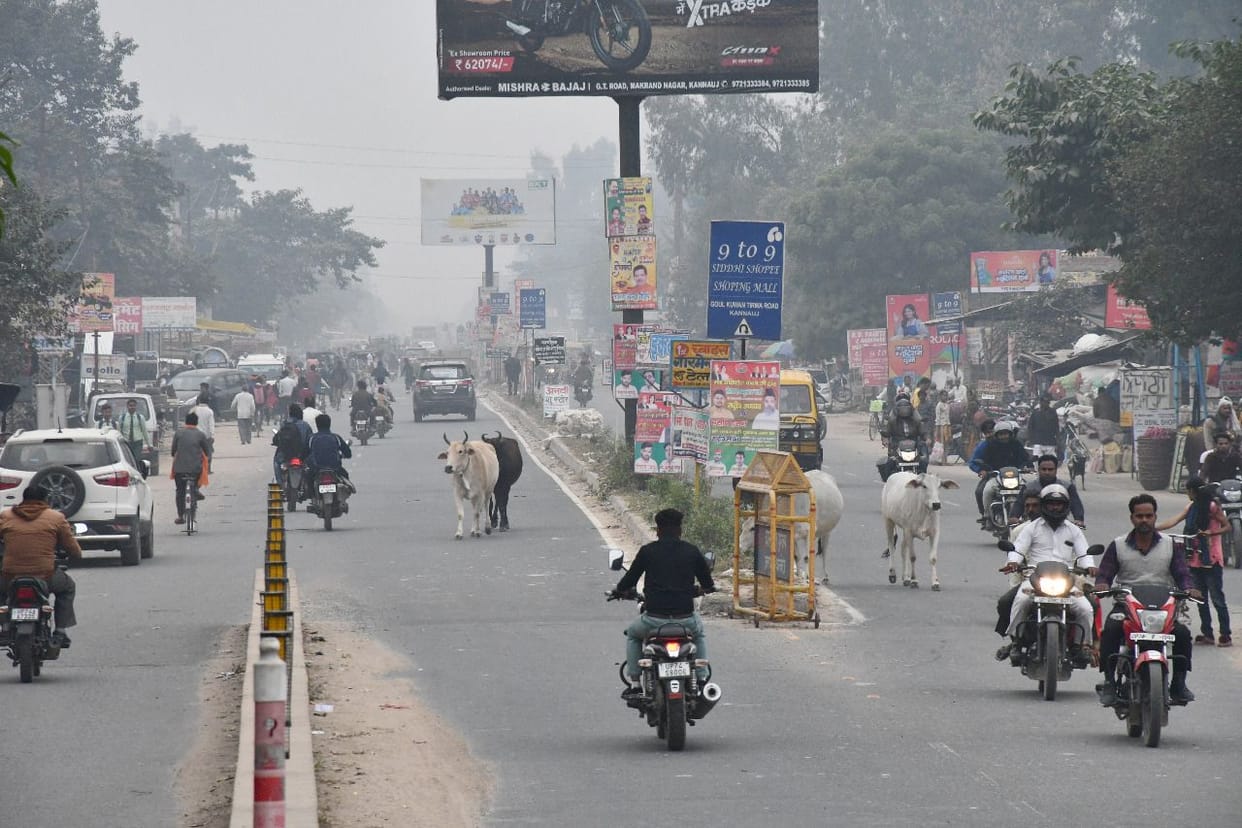 Clouds prevailed throughout the day, the coolness increased, people took out warm clothes