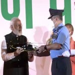 पीएम मोदी ने वायु सेना को सौंपे हल्के कॉम्बेट हेलीकॉप्टर