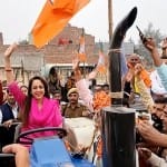ट्रैक्टर पर सवार सांसद हेमा मालिनी