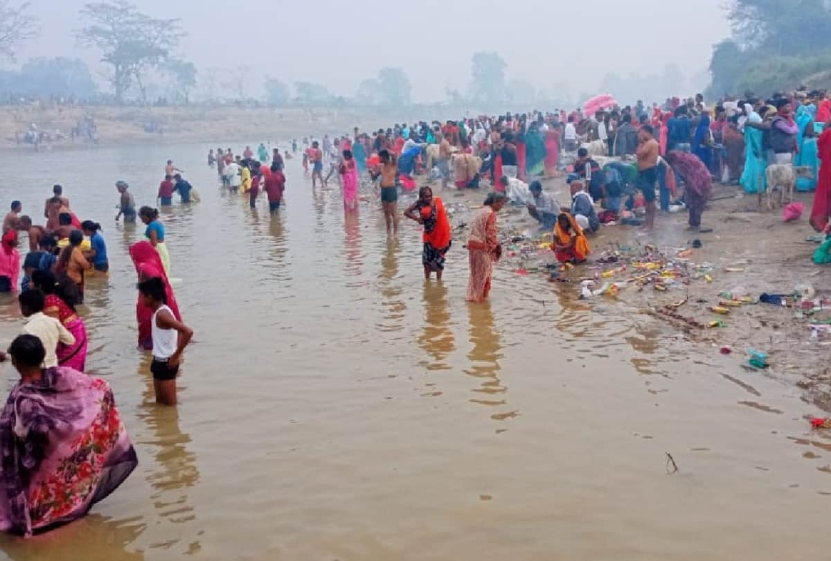 Kartik purnima 2021 Devotees Take Bath In River gorakhpur and Basti Mandal