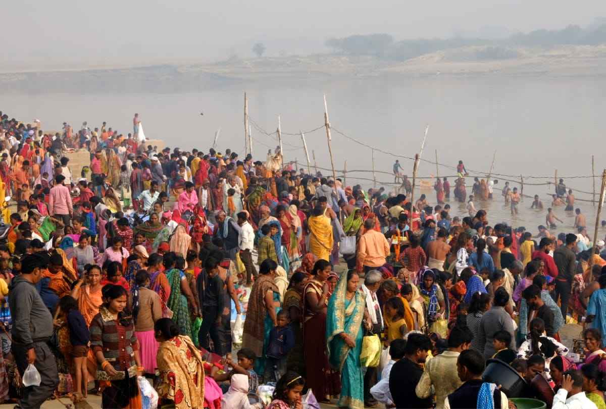 Kartik purnima 2021 Devotees Take Bath In River gorakhpur and Basti Mandal