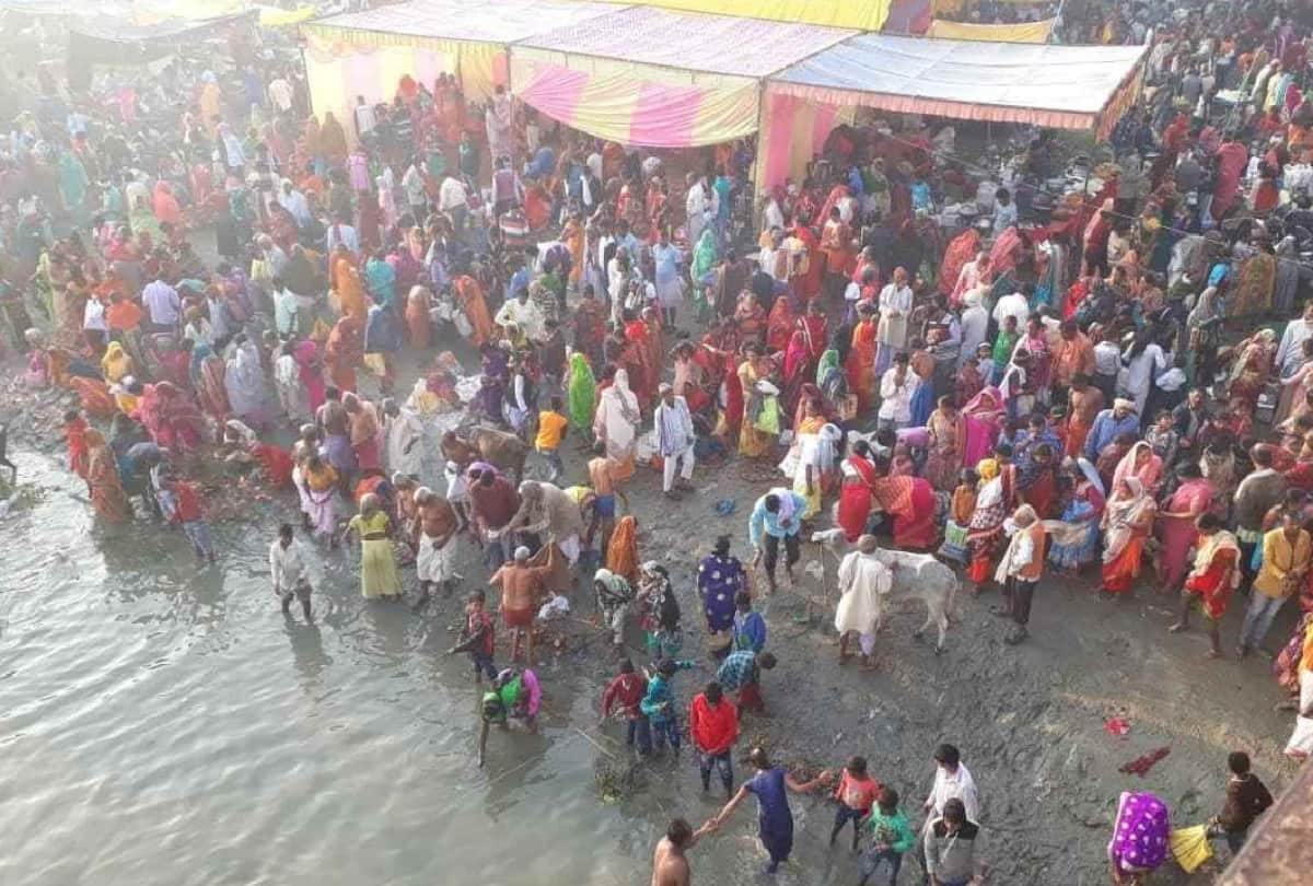 Kartik purnima 2021 Devotees Take Bath In River gorakhpur and Basti Mandal