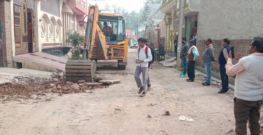Hathras: Municipality's JCB demolished the pucca construction