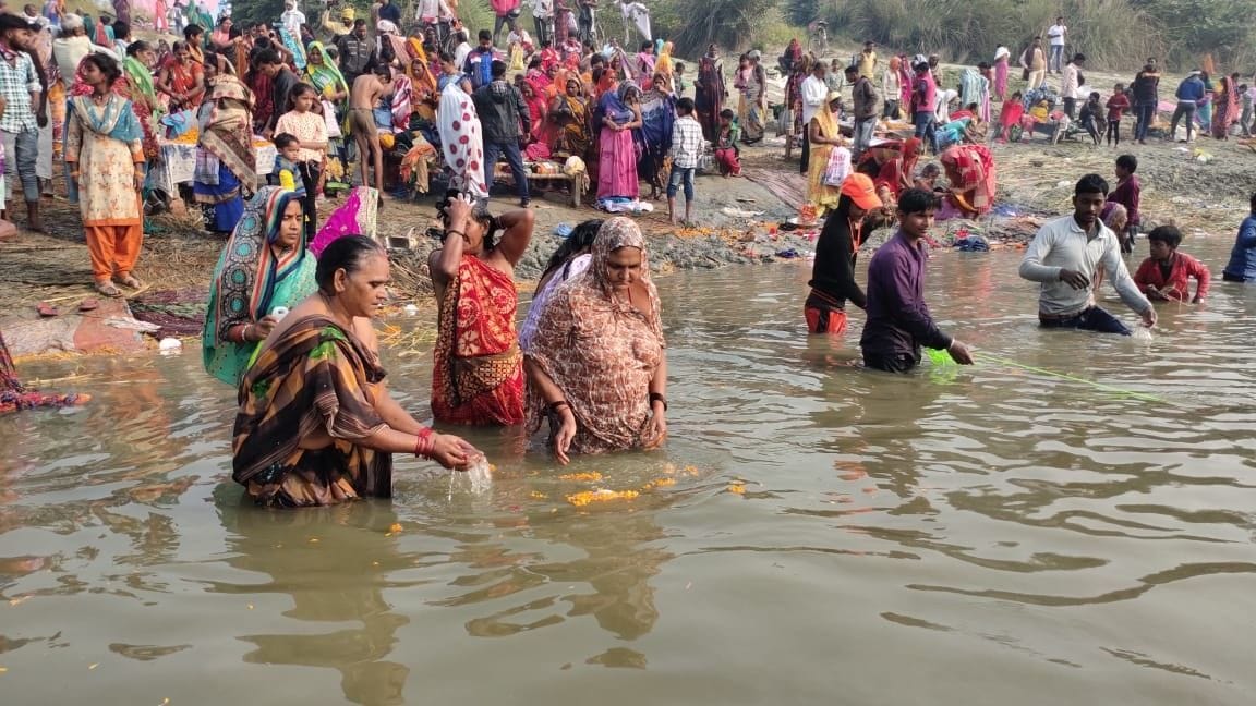 Dip of faith in Gomti on Kartik Purnima