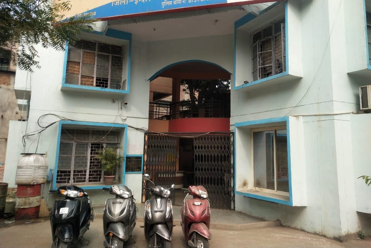 Activa used to steal from 56 shops in Indore and used to commit crimes so that no one could identify...they were about to commit robbery by throwing chilli powder...