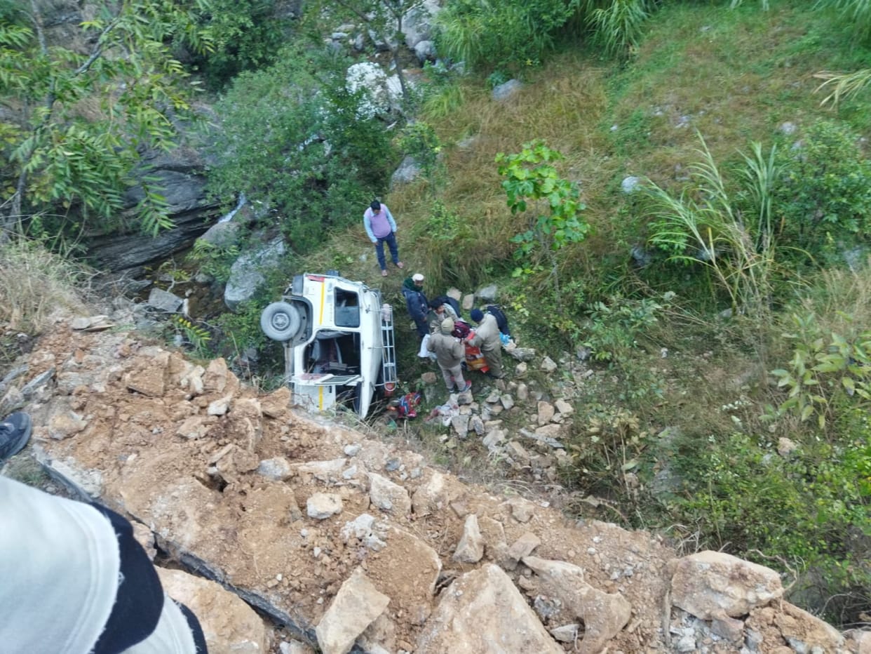 accident in uttarakhand: vehicle fell in ditch, three women died, three people injured