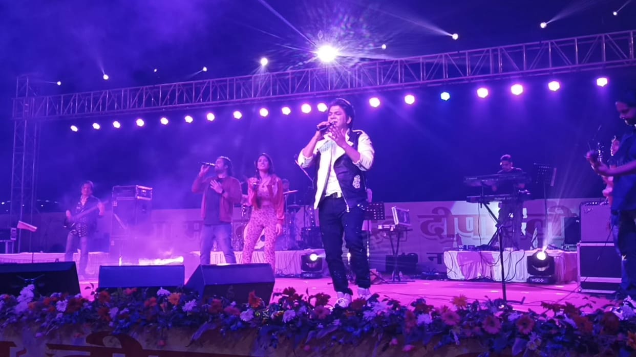 Ganga Mahotsav 2021 in varanasi Sun Raha Hai Na Tu fame Ankit Tiwari performance Crowd gathered on ganga ghat in banaras