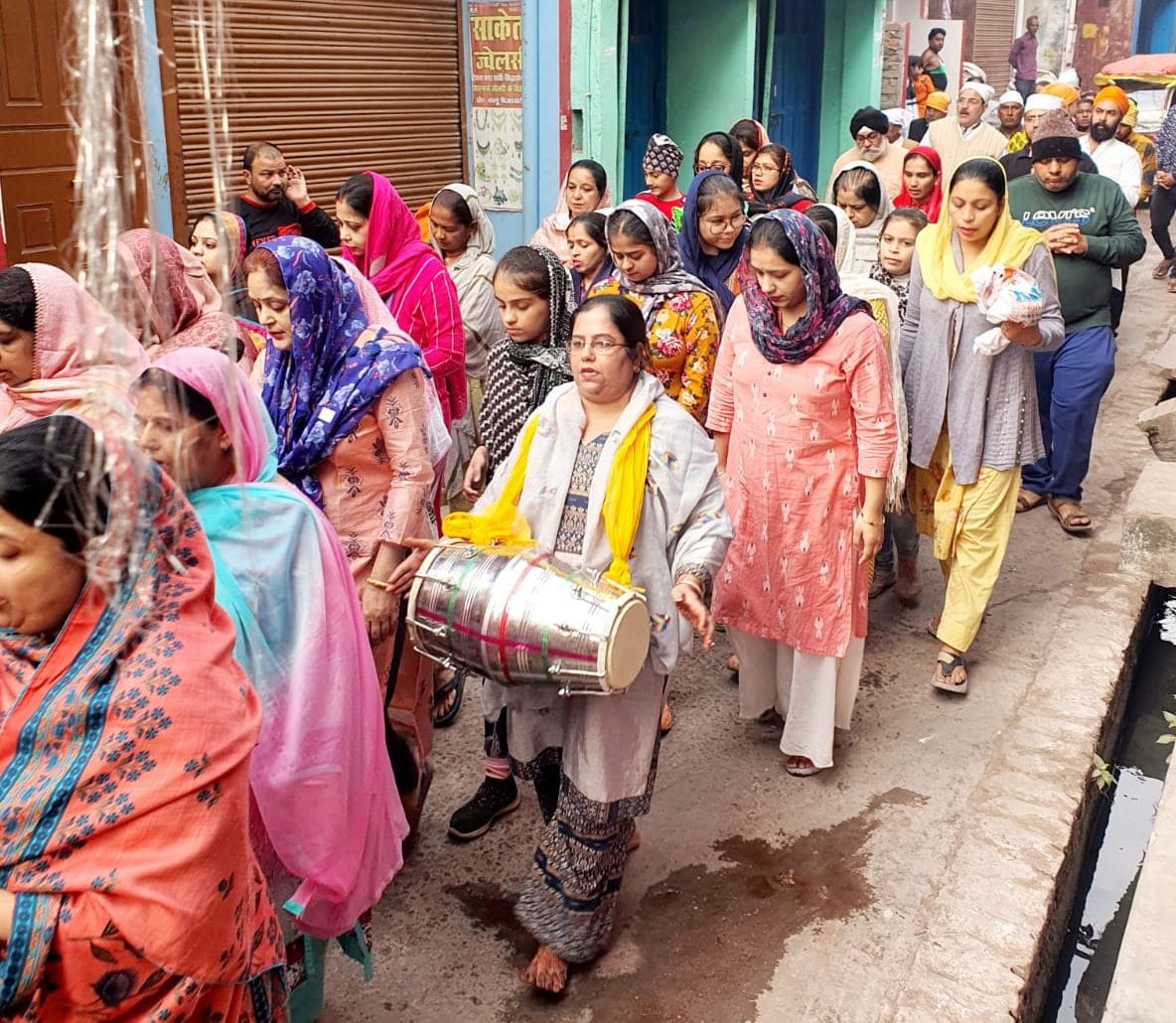 The festival of lights of Guru Nanak Dev was celebrated with great pomp