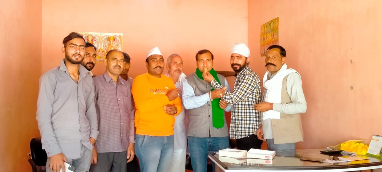 Farmers distributed sweets on the announcement of withdrawal of agricultural laws