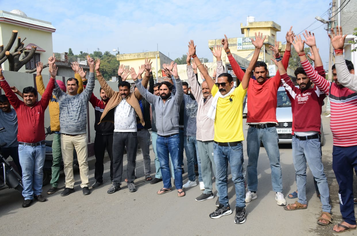 Demonstration against the problem being faced by toll plaza