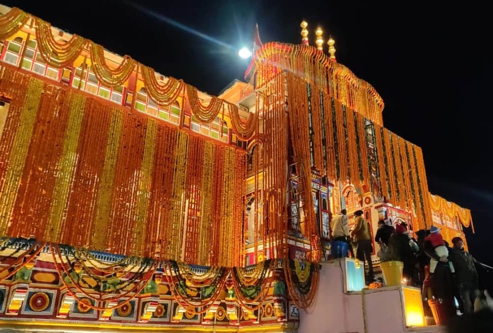 Chardham Yatra 2021: Badrinath Dham Decorated with 20 Quintal Flowers and Doors will close on 20 November photos