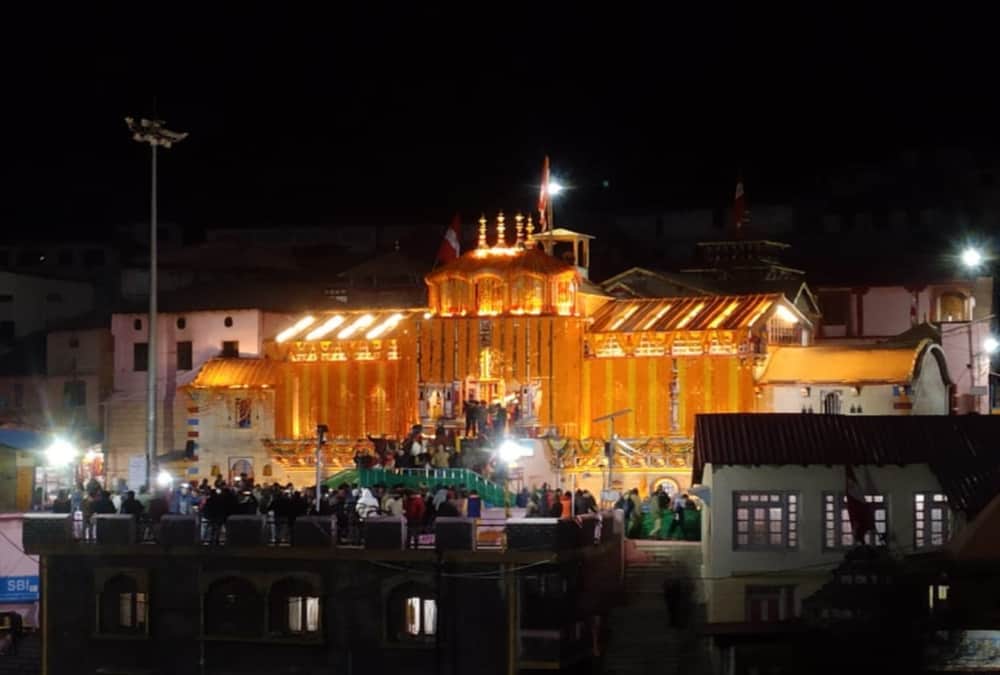 Chardham Yatra 2021: Badrinath Dham Decorated with 20 Quintal Flowers and Doors will close on 20 November photos