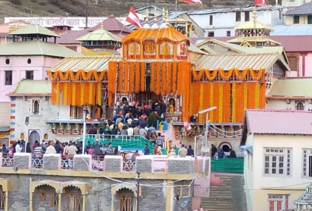 Chardham Yatra 2021: Badrinath Dham Decorated with 20 Quintal Flowers and Doors will close on 20 November photos