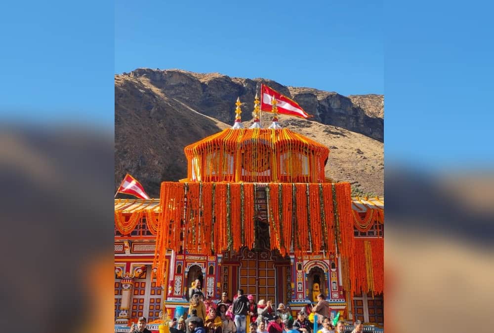 Chardham Yatra 2021: Badrinath Dham Decorated with 20 Quintal Flowers and Doors will close on 20 November photos